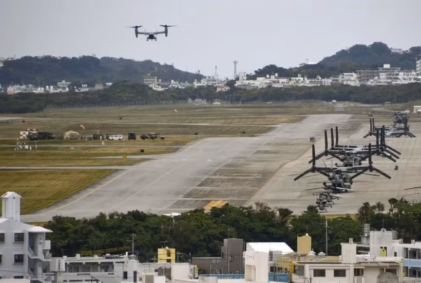 Một máy bay Osprey của Mỹ chuẩn bị hạ cánh xuống căn cứ Futenma ở Okinawa, Nhật Bản. (Ảnh: Kyodo/TTXVN)