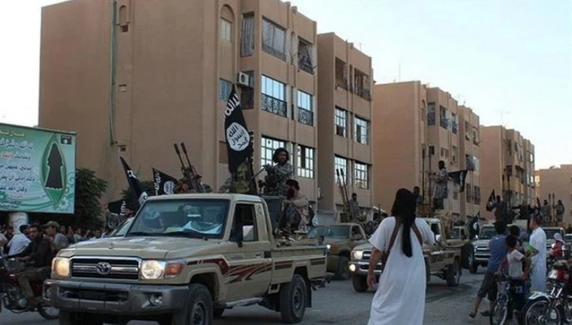 Các tay súng IS trên đường phố tại Raqa (Syria), ngày 30/6/2014. (Ảnh minh họa: AFP/TTXVN)