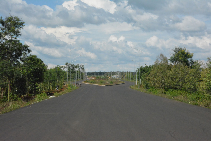 Dự án đầu tư xây dựng đường Hồ Chí Minh đoạn tránh phía Đông thành phố Buôn Ma Thuột, tỉnh Đắk Lắk đoạn qua xã Ea Tiêu, huyện Cư Kuin. (Ảnh: Tuấn Anh/TTXVN)