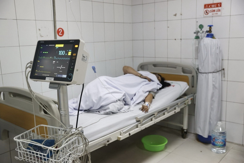 Nạn nhân đang được cấp cứu tại bệnh viện Giao thông vận tải sáng 24/5. (Ảnh: Huy Hùng/TTXVN)