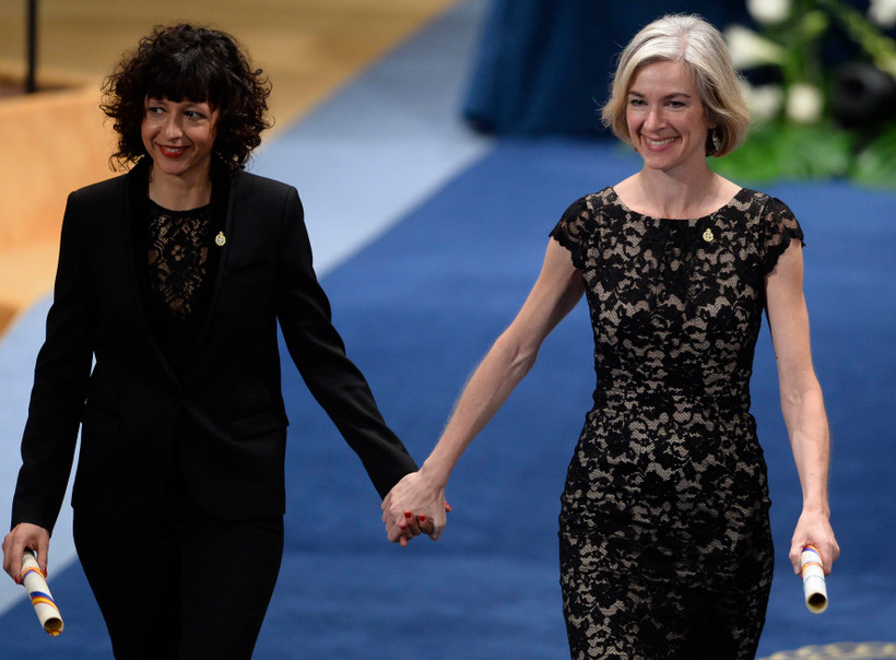 Hai nhà hóa học Emmanuelle Charpentier (trái) và Jennifer Anne Doudna (phải). (Ảnh: AFP/TTXVN)