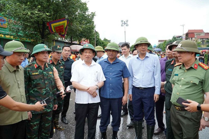 Phó Thủ tướng Hồ Đức Phớc kiểm tra công tác phòng, chống mưa lũ tại thành phố Thái Nguyên. (Ảnh: Trần Trang/TTXVN)