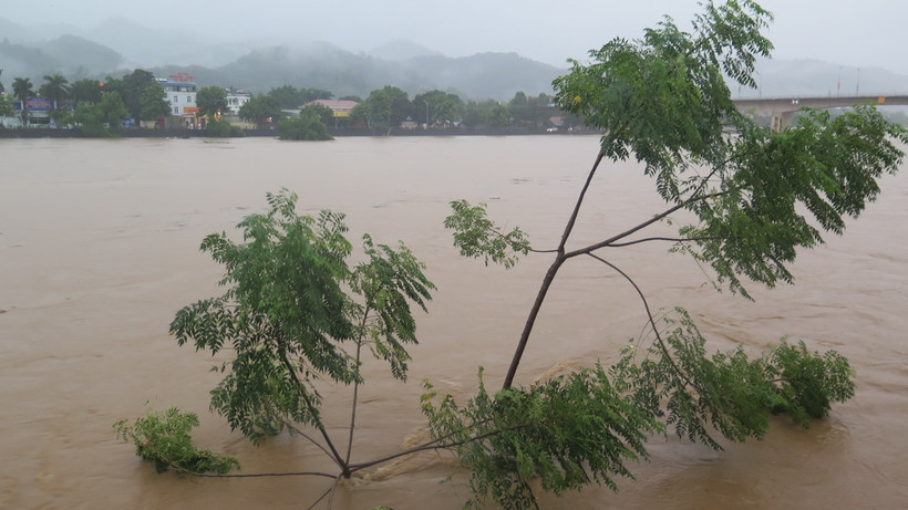 Mực nước trên sông Hồng, đoạn qua thành phố Lào Cai lên tới 83,91m, cao trên báo động 3 là 0,41m. (Ảnh: Hương Thu/TTXVN)