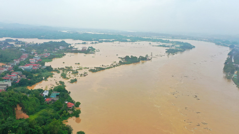 Nước lũ trên sông Hồng đoạn qua Yên Bái tiếp tục lên chậm sau đó đạt đỉnh ở mức 34,00m (trên báo động 3: 2,0m), sau xuống chậm. (Ảnh: Tuấn Anh/TTXVN)