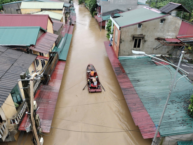 Lực lượng cứu hộ đưa người dân ra khỏi khu vực ngập úng tại đường Thanh Niên, phường Hồng Hà, thành phố Yên Bái. (Ảnh: Tuấn Anh/TTXVN)