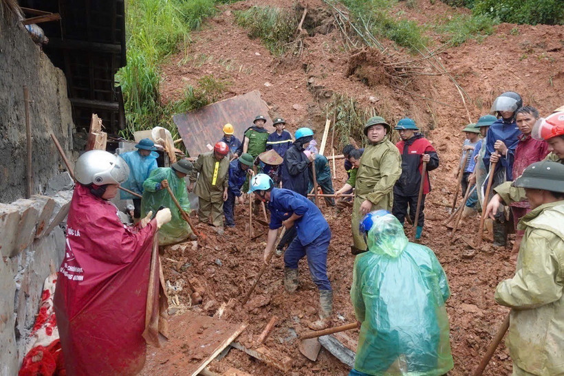 Lực lượng chức năng tổ chức cứu hộ, cứu nạn các nạn nhân sạt lở đất tại Bắc Hà, Lào Cai. (Ảnh: TTXVN phát)