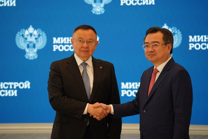 Bộ trưởng Bộ Xây dựng Lê Thanh Nghị và Bộ trưởng Xây dựng, Nhà ở và Tiện ích công LB Nga Irek Faizullin. (Ảnh: Duy Trinh/TTXVN)