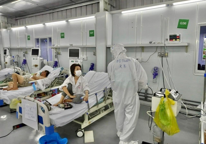 Bên trong phòng cấp cứu bệnh nhân COVID-19 nặng của Trung tâm Hồi sức Tích cực COVID-19 bệnh viện Việt Đức tại Bệnh viện Dã chiến 13 (huyện Bình Chánh, Thành phố Hồ Chí Minh). (Ảnh: TTXVN phát)