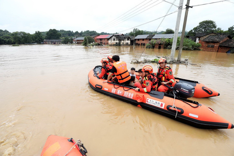 Lực lượng cứu hộ sơ tán người dân khỏi vùng ngập lụt sau những trận mưa lớn tại tỉnh Hồ Nam, Trung Quốc, ngày 28/7. (Ảnh: THX/TTXVN)