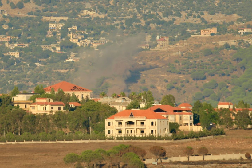 Khói bốc lên sau cuộc tấn công của lực lượng Hezbollah từ Liban xuống Beit Hillel, miền Bắc Israel ngày 30/7. (Ảnh: THX/TTXVN)