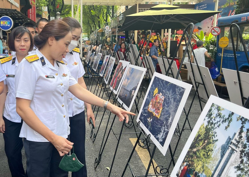 Các chiến sỹ hải quân tham quan triển lãm. (Ảnh: Thu Hương/TTXVN)