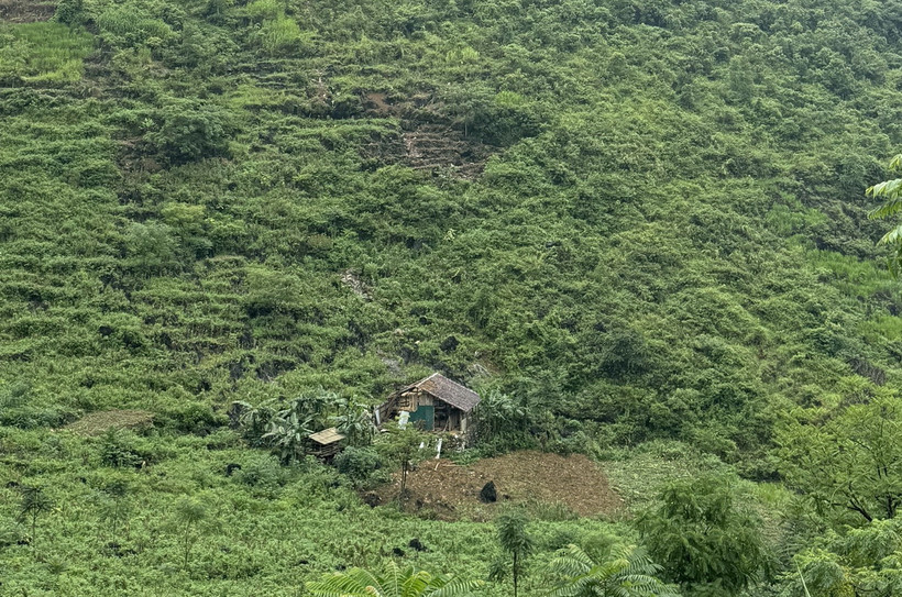 Vị trí ngôi nhà ở xóm Lũng Tu, xã Thượng Thôn, huyện Hà Quảng, tỉnh Cao Bằng bị đá lở. (Ảnh: TTXVN phát)