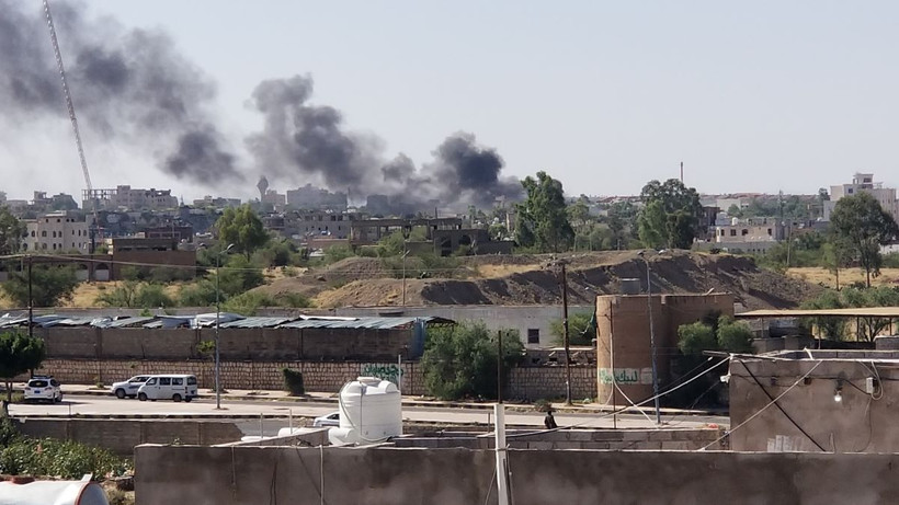 Khói bốc lên sau cuộc không kích nhằm vào vị trí của lực lượng Houthi tại Sanaa, Yemen. (Ảnh: THX/TTXVN)