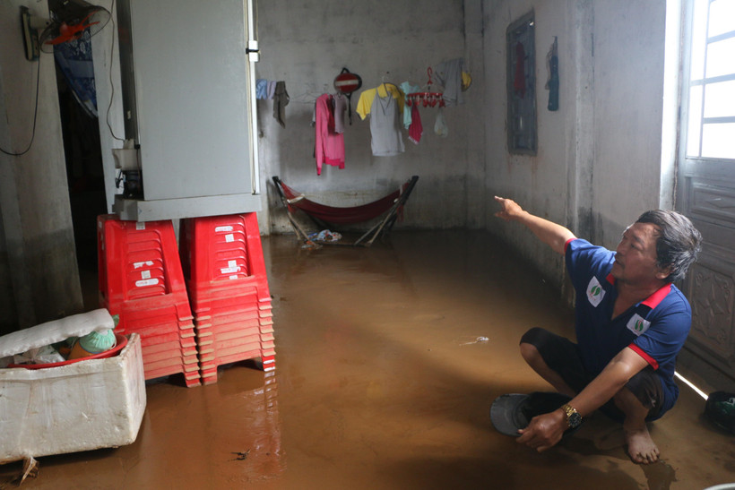 Nước lũ tràn về gây ảnh hưởng lớn đến đời sống của người dân. (Ảnh: K GỬIH/TTXVN)