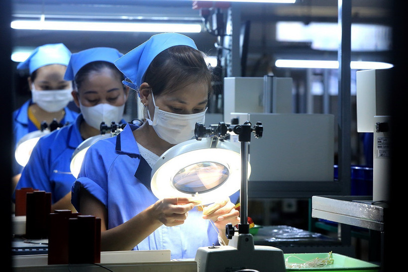 Dây chuyền gia công linh kiện đo lường nhiệt độ. (Ảnh: Tuấn Anh/TTXVN)