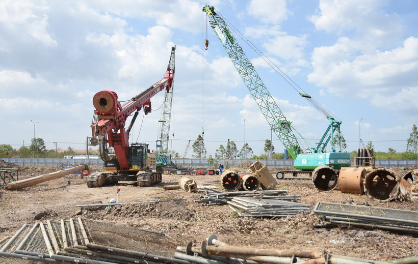 Máy móc thi công tại nút giao Long Thành của cao tốc Biên Hòa-Vũng Tàu. (Ảnh: Công Phong/TTXVN)