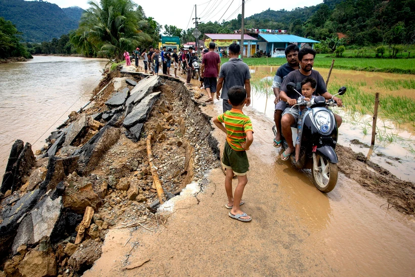 Cảnh tàn phá do lũ lụt và lở đất sau mưa lớn ở huyện Pesisir Selatan, Tây Sumatra, Indonesia ngày 9/3. (Ảnh: THX/TTXVN)