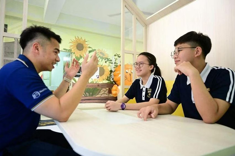 Giáo viên cùng các học sinh mặc áo phông polo của Trường Trung học Beatty. (Nguồn: straits times)