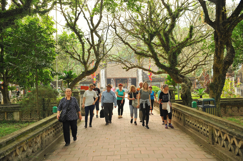 Đông đảo khách du lịch quốc tế tham quan tại khu di tích Cố đô Hoa Lư. (Ảnh: Minh Đức/TTXVN)