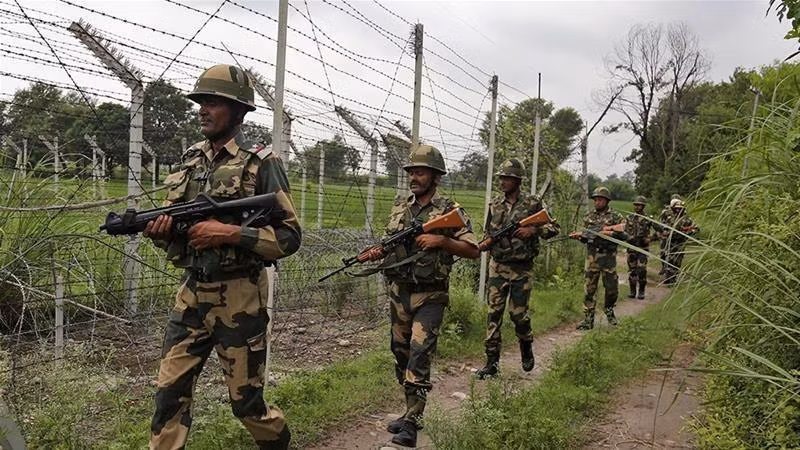 Binh sỹ Ấn Độ tuần tra dọc Ranh giới kiểm soát ở Kashmir. (Ảnh: AP/TTXVN)
