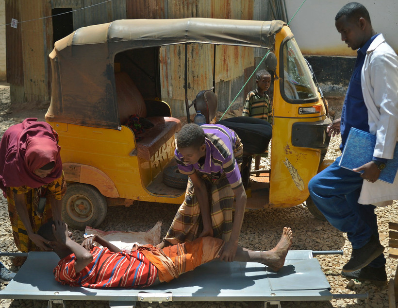 Chuyển bệnh nhân mắc bệnh tả tới bệnh viện ở Baidoa, Somalia. (Ảnh: AFP/TTXVN)
