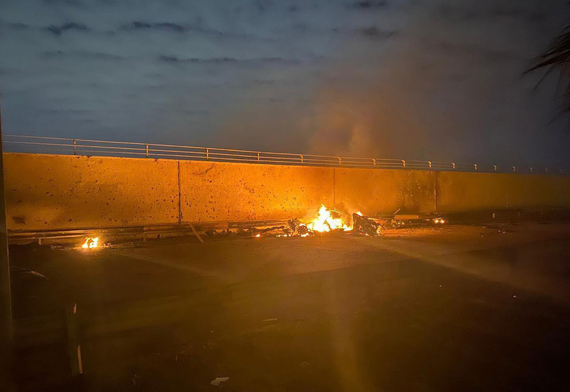 Xe ôtô trong đoàn xe chở hai chỉ huy quân sự cấp cao của Iran và Iraq bốc cháy sau vụ không kích do Mỹ tiến hành tại sân bay quốc tế thủ đô Baghdad, Iraq, ngày 3/1/2020. (Ảnh: AFP/TTXVN)