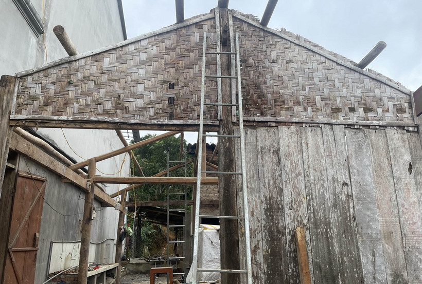 Giông lốc, mưa tại Bắc Kạn khiến nhiều ngôi nhà bị tốc mái. (Ảnh: TTXVN phát)