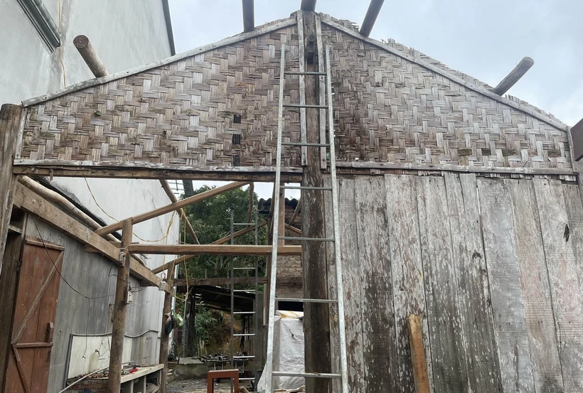 Giông lốc, mưa tại Bắc Kạn khiến nhiều ngôi nhà bị tốc mái. (Ảnh: TTXVN phát)