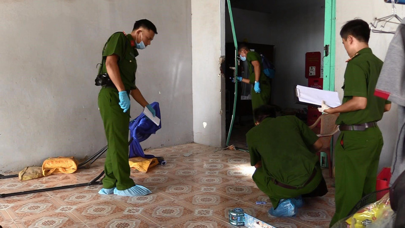 Các đơn vị nghiệp vụ thu thập chứng cứ, điều tra vụ án. (Ảnh: Nguyễn Văn Việt/TTXVN)