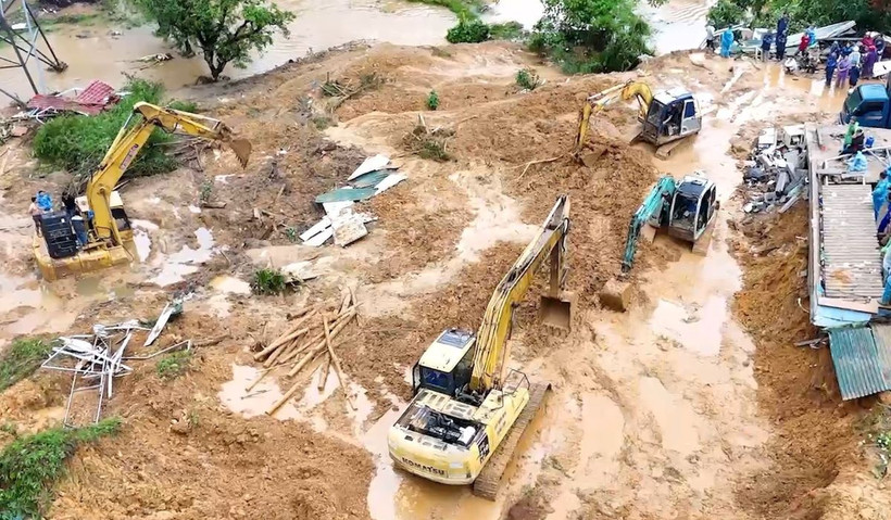 Lực lượng chức năng triển khai xử lý hàng chục ngàn m3 đất đá để sớm thông tuyến Quốc lộ 2. (Ảnh: TTXVN phát.)