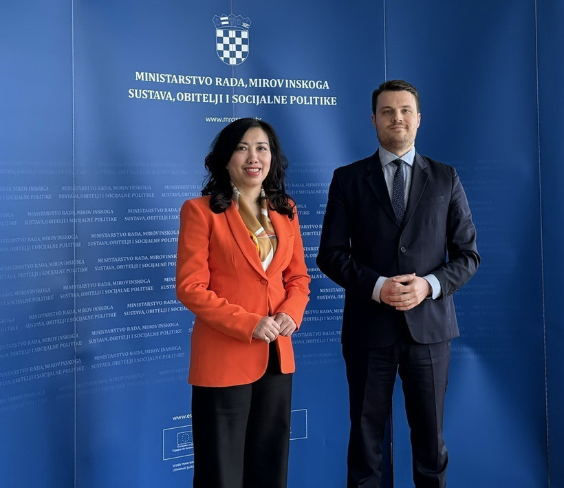 Thứ trưởng Ngoại giao Lê Thị Thu Hằng với Quốc vụ khanh Bộ Lao động, Hưu trí và Xã hội Croatia Ivan Vidis. (Ảnh: TTXVN phát)