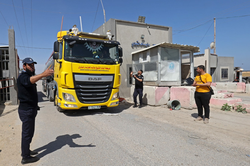 Xe tải đi qua cửa khẩu Kerem Shalom ở Rafah ngày 14/5/2023. (Ảnh: AFP/TTXVN)