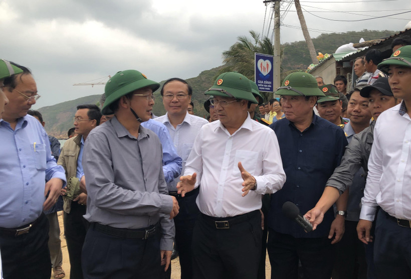 Phó Thủ tướng Trịnh Đình Dũng trao đổi với Chủ tịch Ủy ban Nhân dân tỉnh Bình Định về công tác ứng phó với bão số 6 tại xã Nhơn Hải, thành phố Quy Nhơn. (Ảnh: Nguyên Linh/TTXVN)