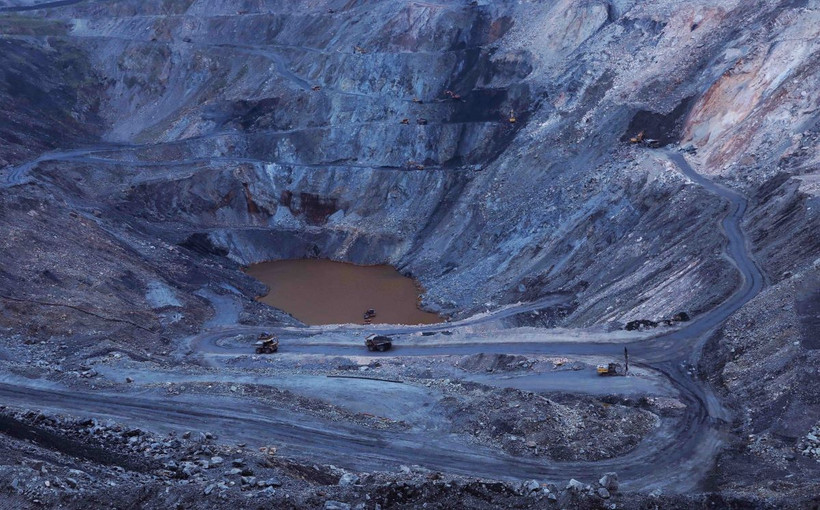 Hoạt động khai thác than ở mỏ than lộ thiên của Công ty Khe Sim, thành phố Cẩm Phả, tỉnh Quảng Ninh. (Ảnh: Vũ Sinh/TTXVN)