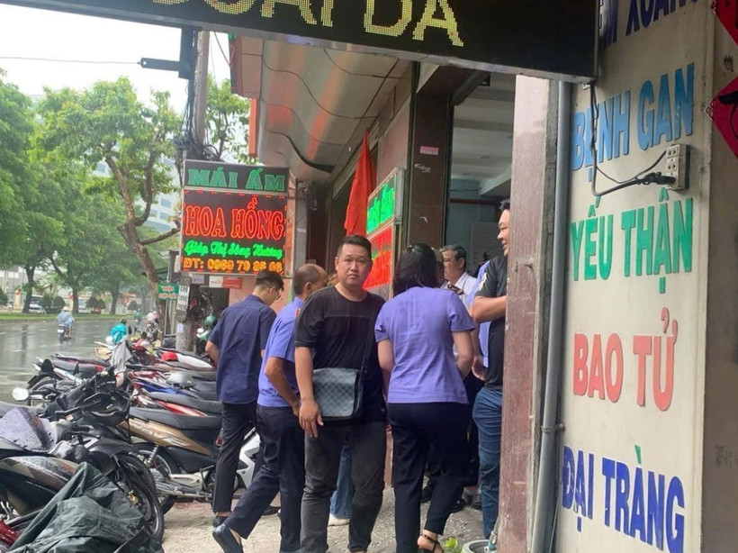 Các lực lượng chức năng kiểm tra Mái ấm Hoa Hồng tại L52 Tô Ký, phường Trung Mỹ Tây, Quận 12 (Thành phố Hồ Chí Minh) vào sáng 4/9. (Ảnh: TTXVN phát)