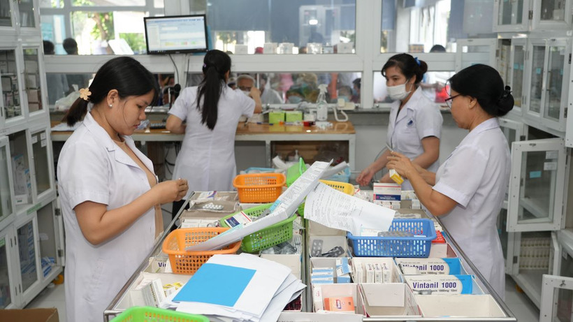 Cấp phát thuốc cho bệnh nhân. (Ảnh minh họa. Minh Phú/TTXVN)