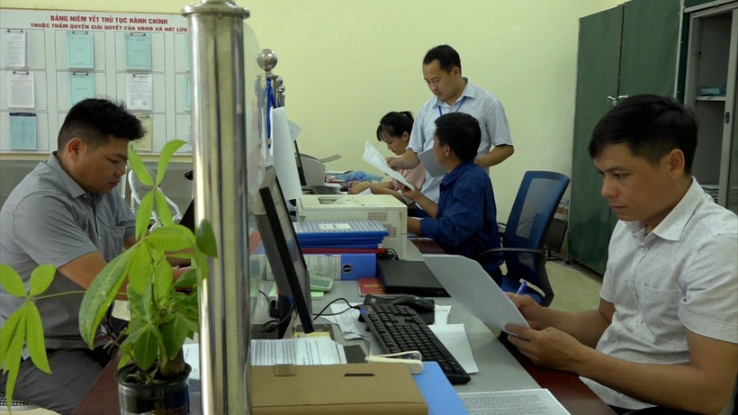 Bí thư Đảng ủy xã Hát Lừu Giàng A Tặng kiểm tra cán bộ một cửa thực hiện quy trình tiếp nhận và trả kết quả cho người dân. (Ảnh: TTXVN phát)