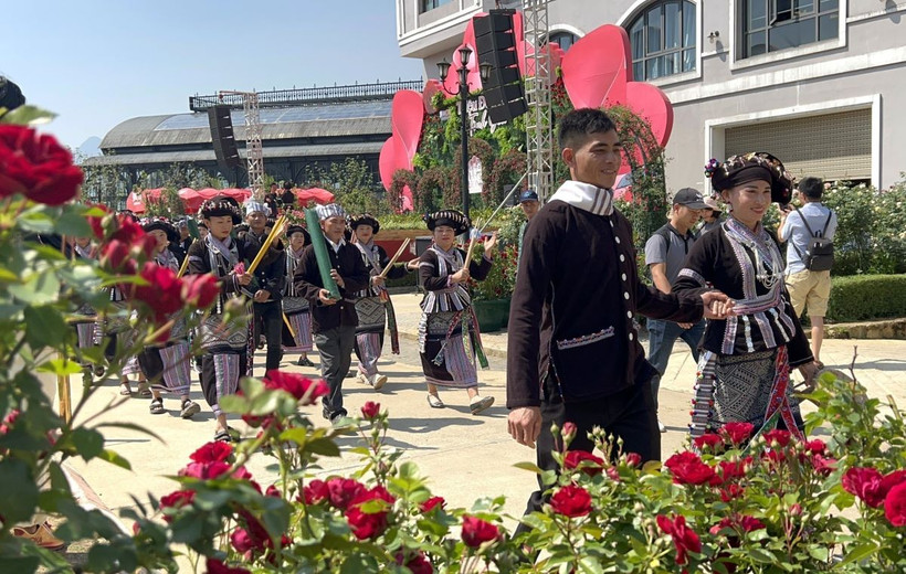 Tái hiện lễ cưới của các dân tộc ở thị xã Sa Pa. (Ảnh: Quốc Khánh/TTXVN)