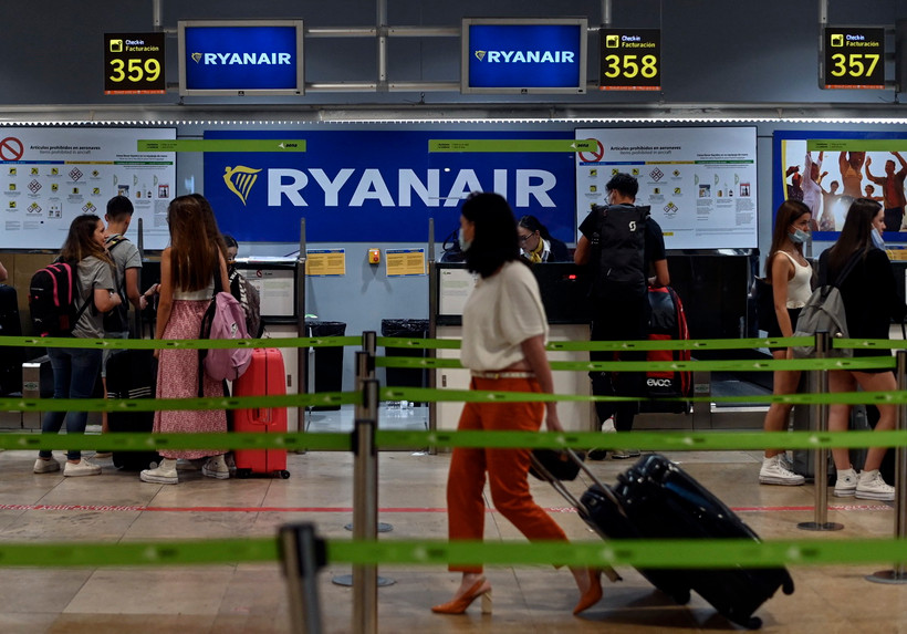 Hành khách làm thủ tục tại khu vực của Hãng hàng không Ryanair ở sân bay Adolfo Suarez Madrid Barajas, Madrid, Tây Ban Nha. (Ảnh: AFP/TTXVN)