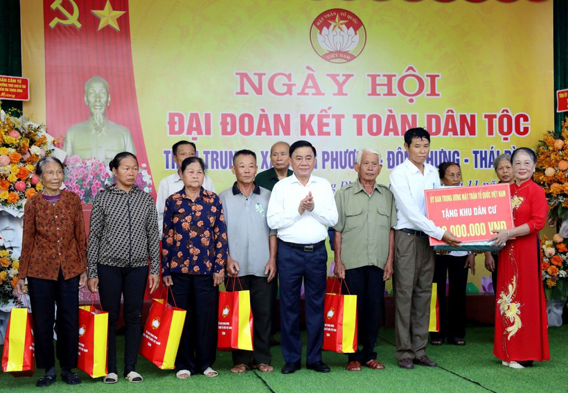 Ông Trần Cẩm Tú tặng quà cho khu dân cư, gia đình chính sách, hộ nghèo, hộ có hoàn cảnh khó khăn xã Đông Phương. (Ảnh: Thế Duyệt/TTXVN)