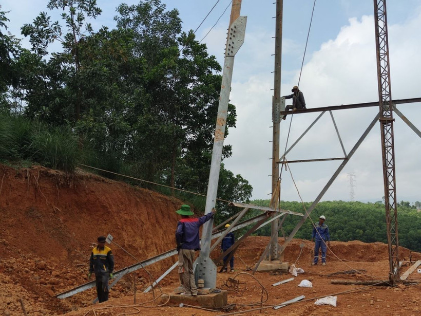 Công nhân gấp rút thực hiện lắp dựng cột. (Ảnh: Đức Dũng/TTXVN)