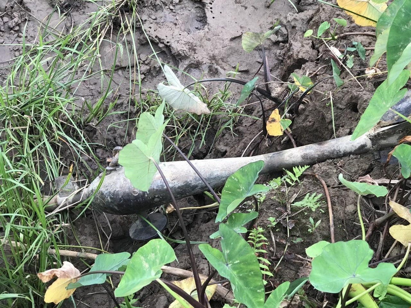 Vật thể nghi là bom được lực lượng chức năng phát hiện. (Ảnh: TTXVN phát)