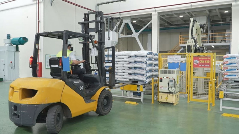 Vận chuyển sản phẩm tại nhà máy thức ăn chăn nuôi Gold Coin Feedmill Long An. (Ảnh: TTXVN phát)