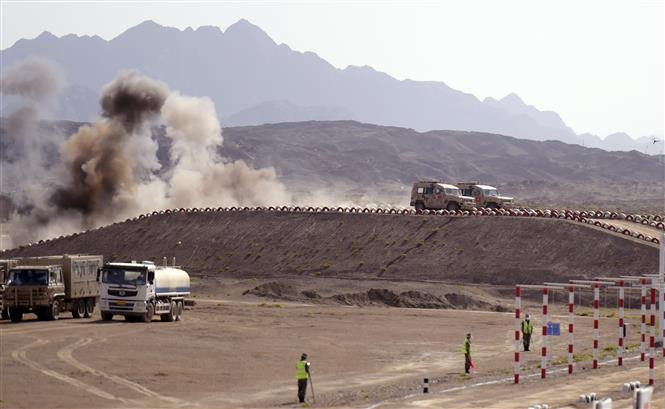 Xe trinh sát NBC của Việt Nam trên đường đua của phần thi tiếp sức. (Ảnh: TTXVN phát)