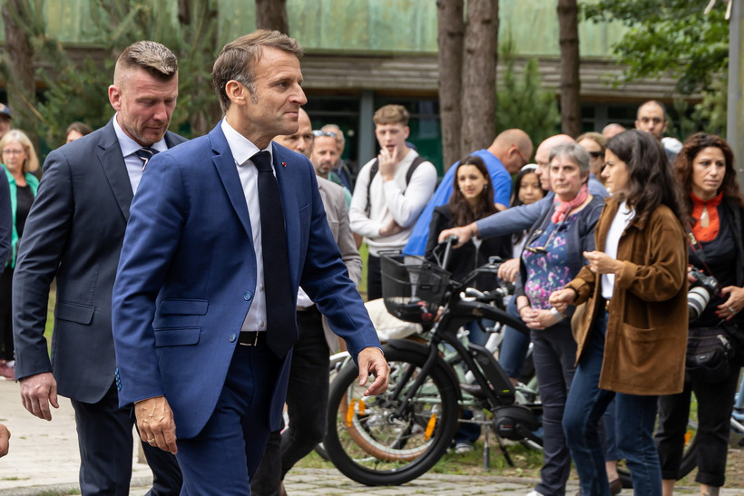 Tổng thống Pháp Emmanuel Macron rời điểm bầu cử Quốc hội ở Le Touquet ngày 30/6. (Ảnh: THX/TTXVN)