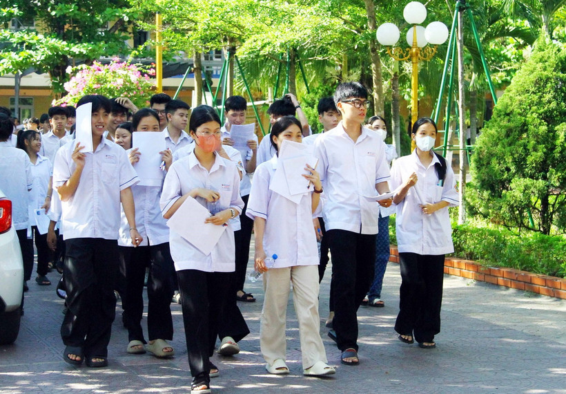 Thí sinh tại điểm thi trường THPT Đào Duy Từ (thành phố Đồng Hới, tỉnh Quảng Bình). (Ảnh: Tá Chuyên/TTXVN)