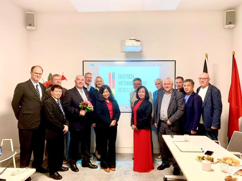 Ra mắt Ban chấp hành mới Hội Đức-Việt. Ông Rolf Schulze (cầm hoa) được tái bầu làm Chủ tịch Hội. (Ảnh: Phương Hoa/TTXVN)