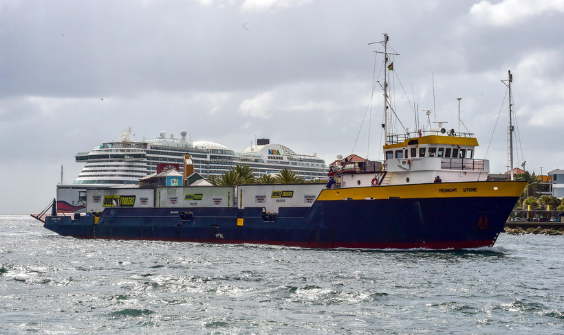 Tàu Midnight Stone từ Puerto Rico chở hàng viện trợ cho Venezuela cập cảng Willemstad, Curaçao, đảo Antilles thuộc Hà Lan ngày 24/2/2019. (Ảnh: AFP/TTXVN)