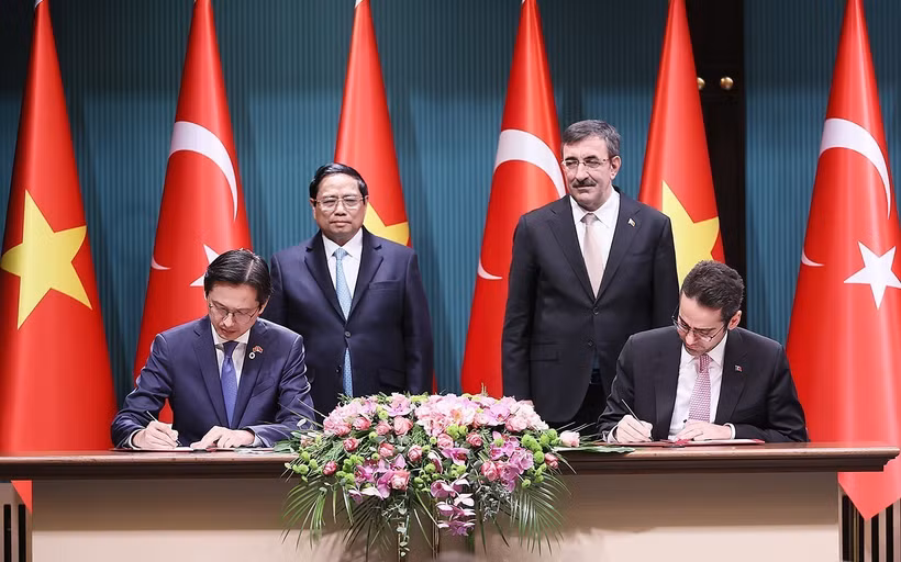 Thủ tướng Phạm Minh Chính và Phó Tổng thống Thổ Nhĩ Kỳ Cevdet Yilmaz chứng kiến lễ Bản ghi nhớ hợp tác giữa Học viện Ngoại giao Việt Nam và Học viện ngoại giao Thổ Nhĩ Kỳ. (Ảnh: Dương Giang/TTXVN)