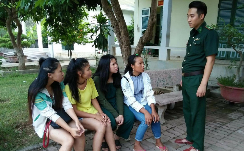 Các nạn nhân mua bán người được bảo vệ an toàn để bàn giao cho gia đình. (Ảnh: TTXVN/phát)